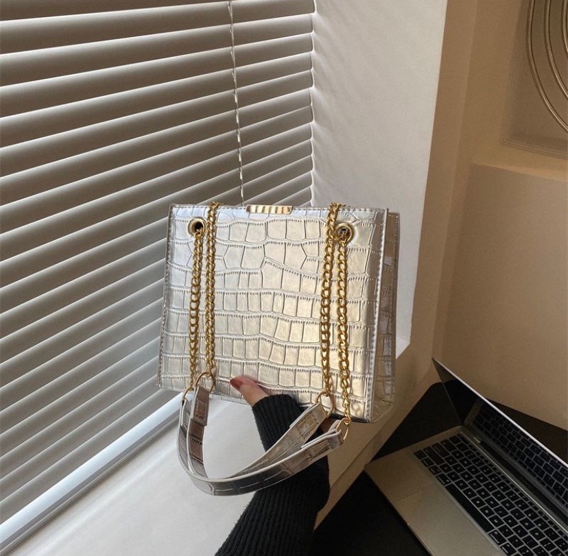 Hello I have these beautiful chain shoulder bags Available😍🔥

6k

Zaria,nationwide delivery 
Please retweet Fisabilillah thankyou!