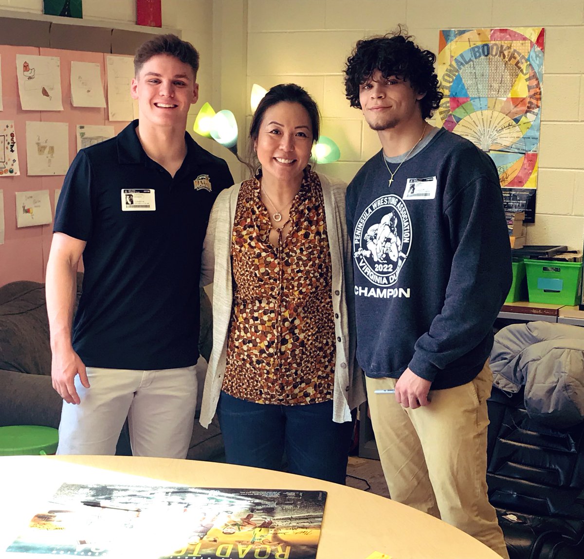 MNTNMVR_777's tweet photo. 🤼 After a jubilant and educational visit, #NickFoster and #AlexFrowert autographed @GMUWrestling posters with personal inscriptions to *each* @EagleViewES student and the teacher (the #BeUncommon way)! ☺️
Thank you, EVES! See you Tuesday!
#ICAAdoptASchool
(Last/6) https://t.co/9gocuVqjmX