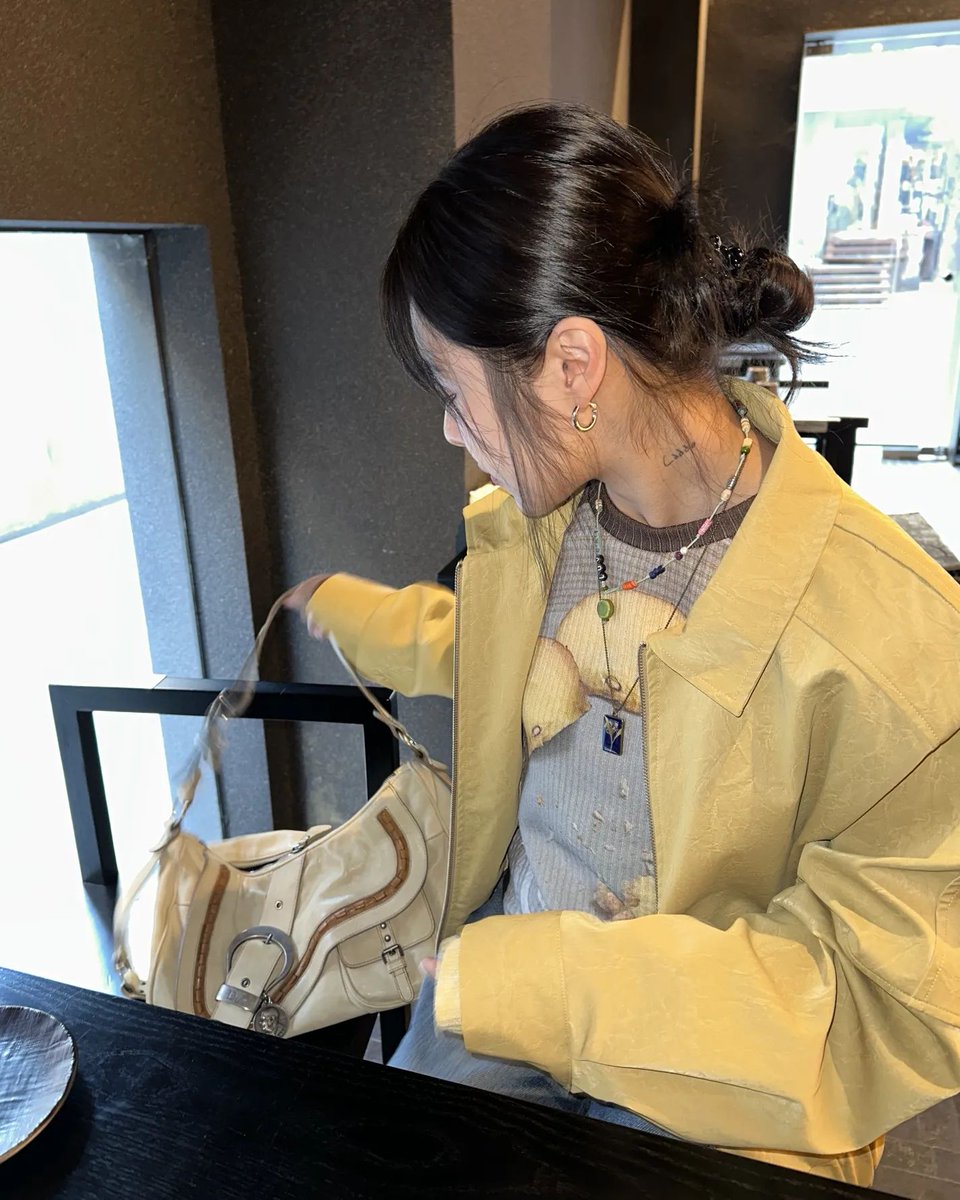 lunaestreIIad0s's tweet image. [whee_inthemood IG]

instagram.com/p/CpMbFJqvtcN/…

#MAMAMOO #WHEEIN
#마마무 #휘인