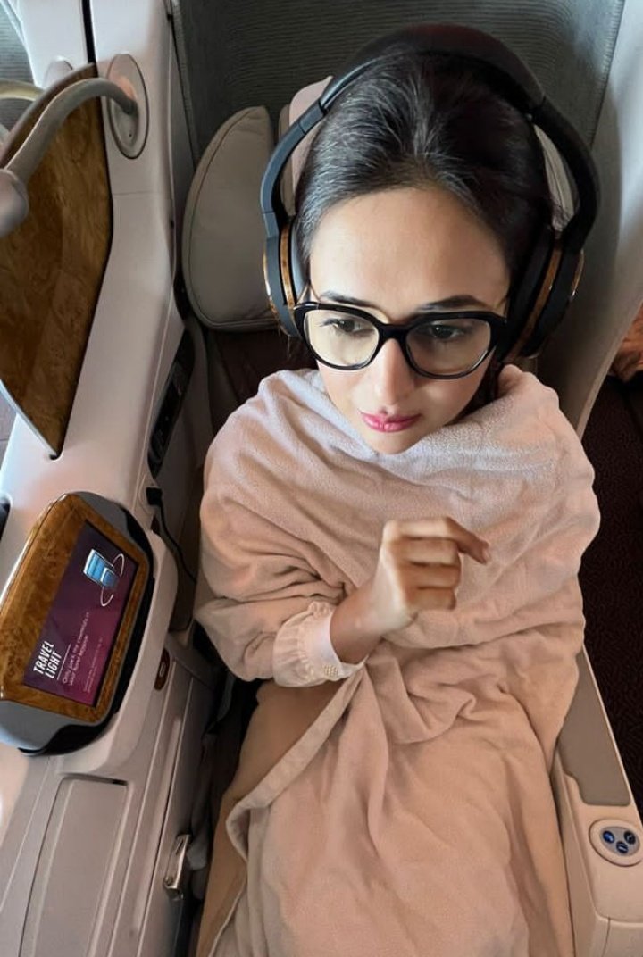 Diveklover_64's tweet photo. @Divyanka_T
my Sunshine 🌞 
You are beautiful inside and out. You are truly an amazing person . A beautiful soul.Most successful &amp; strongest personality .
MY DAILY MOTIVATION 😌❤️ 
#DivyankaTripathi 
#strongwomen
#personality #div
Love from 🇱🇰 https://t.co/5D3XOKf8nu