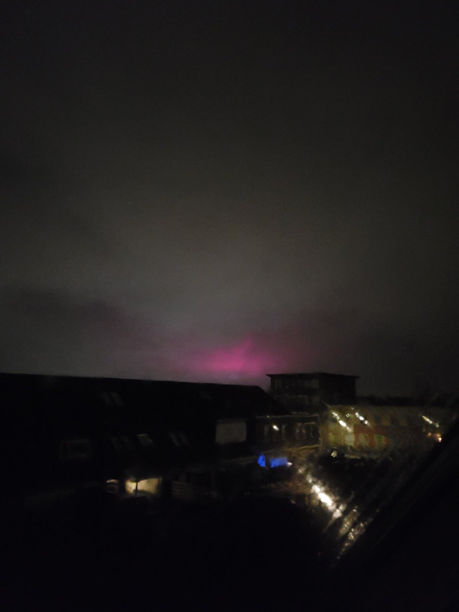 Noorderlicht vanmorgen wel met regen toch nog gezien boven Heerhugowaard.#noorderlicht