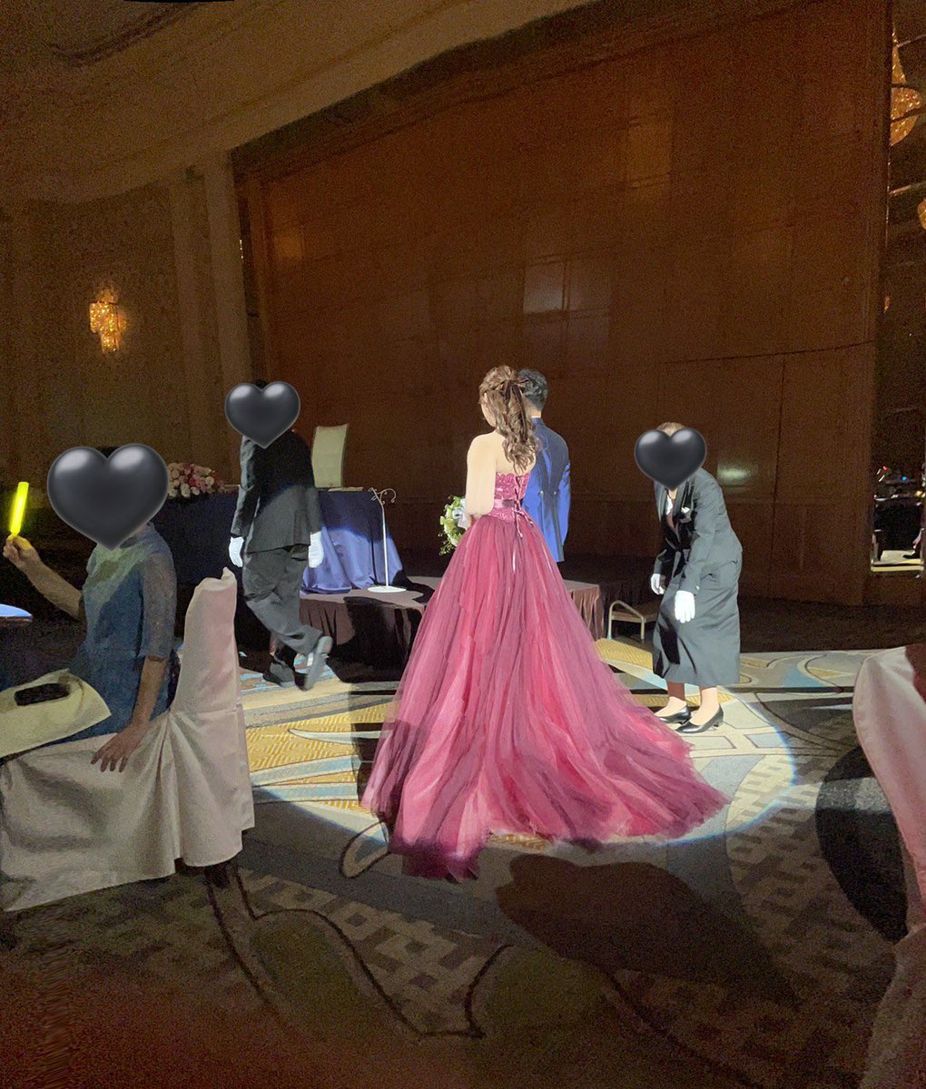 mico_mare's tweet photo. カラードレスは一目惚れのワインレッド🍷💗
胸元のレース、チュール、チュールのボリュームすべて可愛くて…🫶🏻他にもたくさんカラードレス試着したけど、やっぱりこれが着たくて決めました❤️

みんなにペンライト持ってもらって盛り上げてもらったよ🫧

#みんなのウェディングドレス見せて https://t.co/42BysKZEMN