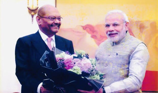 DeepakSEditor's tweet photo. अनिल अम्बानी, अडानी के बाद मोदीजी के एक और करीबी उघोगपति अनिल अग्रवाल के भी बुरे दिन आते दिख रहे हैं।
वेदांता ग्रुप के अग्रवाल ने मोदीजी के कहने पर अपना Foxconn प्लांट गुजरात शिफ्ट किया था। लेकिन आज उन पर करीब 66,000 करोड़ रूपये का कर्ज है। 
मदद के रास्ते बंद है, आगे अंधेरा है ! https://t.co/w6LihGvazW