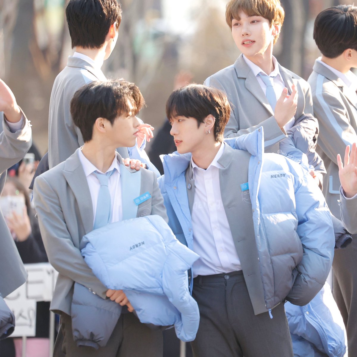 wls22222's tweet photo. 보이즈플래닛 상암절 야외 윤종우
둘이 무슨 얘기하는 걸까
#윤종우 #이승환 #YOONJONGWOO #ユンジョンウ #보이즈플래닛 #boysplanet https://t.co/xN94bFD7oO