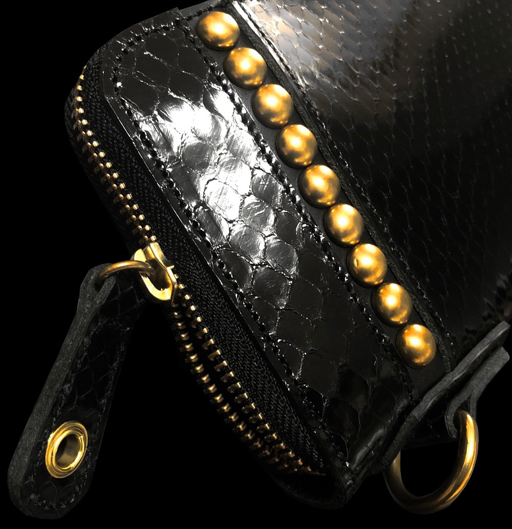 Build_Clothing's tweet photo. 新作“ Build Snake Skin Long Wallet（BLK/GOLD Ver.） ”
https://t.co/GzFeBQQhsD

#buildclothing #wallet #leatherwallet #leather #snake #snakeskin #python #pythonleather #brass #ビルドクロージング #ウォレット #財布 #革財布 #レザー #パイソン #パイソンレザー #蛇 #蛇革 #真鍮 https://t.co/POeWmDuOxb