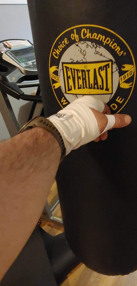 JeanSbastienGo5's tweet image. Après une journée difficile! Chacun sa façon de se défouler! #punchingbag
#timeformyself