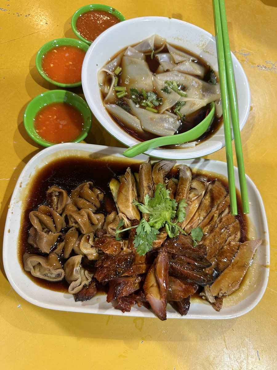 kor_twit's tweet photo. Boon Tong Kee Kway Chap ที่ Zion Riverside Food Center ซดร้อนๆ กับน้ำจิ้มเปรี้ยวก็อร่อยดี คนต่อคิวยาว แต่รอไม่นาน ชุดนี้ $11.7 #รีวิวสิงคโปร์ ได้มิชลิน ปี 2019 https://t.co/WugSHdOtjT