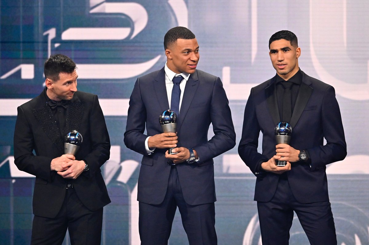 CANSoccerDaily's tweet photo. The stars were out in Paris for FIFA's #TheBestAwards 🌟😎  

Sadly for 🇨🇦⚽️ fans, neither Alphonso Davies nor Ashley Lawrence were named to the #FIFPro11 

https://t.co/ofyUuoakcm 

#CanMNT | #CanWNT | #FCBayern | #PSG | #FIFA https://t.co/1sg415xqsU