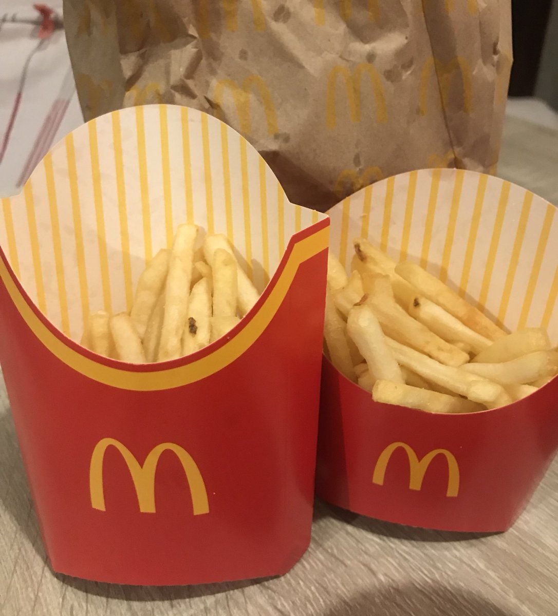 JackieCastLeon's tweet photo. Acabo de pasar a comprar por Automac, llego a casa y mis papás vienen a la mitad 🙁 @McDonaldsMexico https://t.co/WC7L4TnCLP
