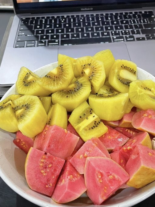 Laura19900807's tweet photo. joy some fruit during the break😊 https://t.co/rcpGePDXdd