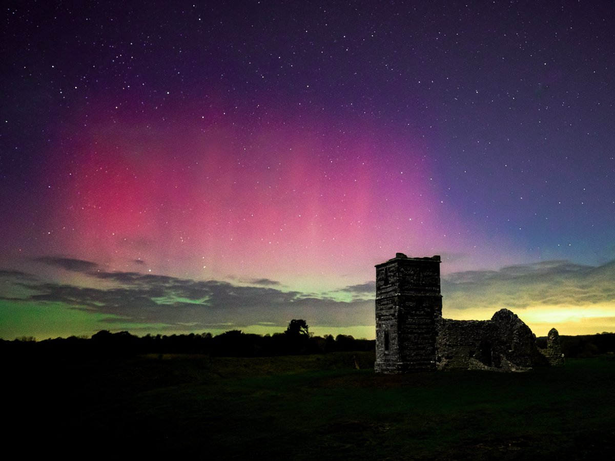 Robin_Goodlad's tweet image. WOW. I never thought I would get to see the Northern Lights this far south in the UK, here in Dorset! What an incredible display at Knowlton Church tonight, absolutely unforgettable. #aurorauk #northernlights #aurora #auroraborealis #northernlightsuk #dorset