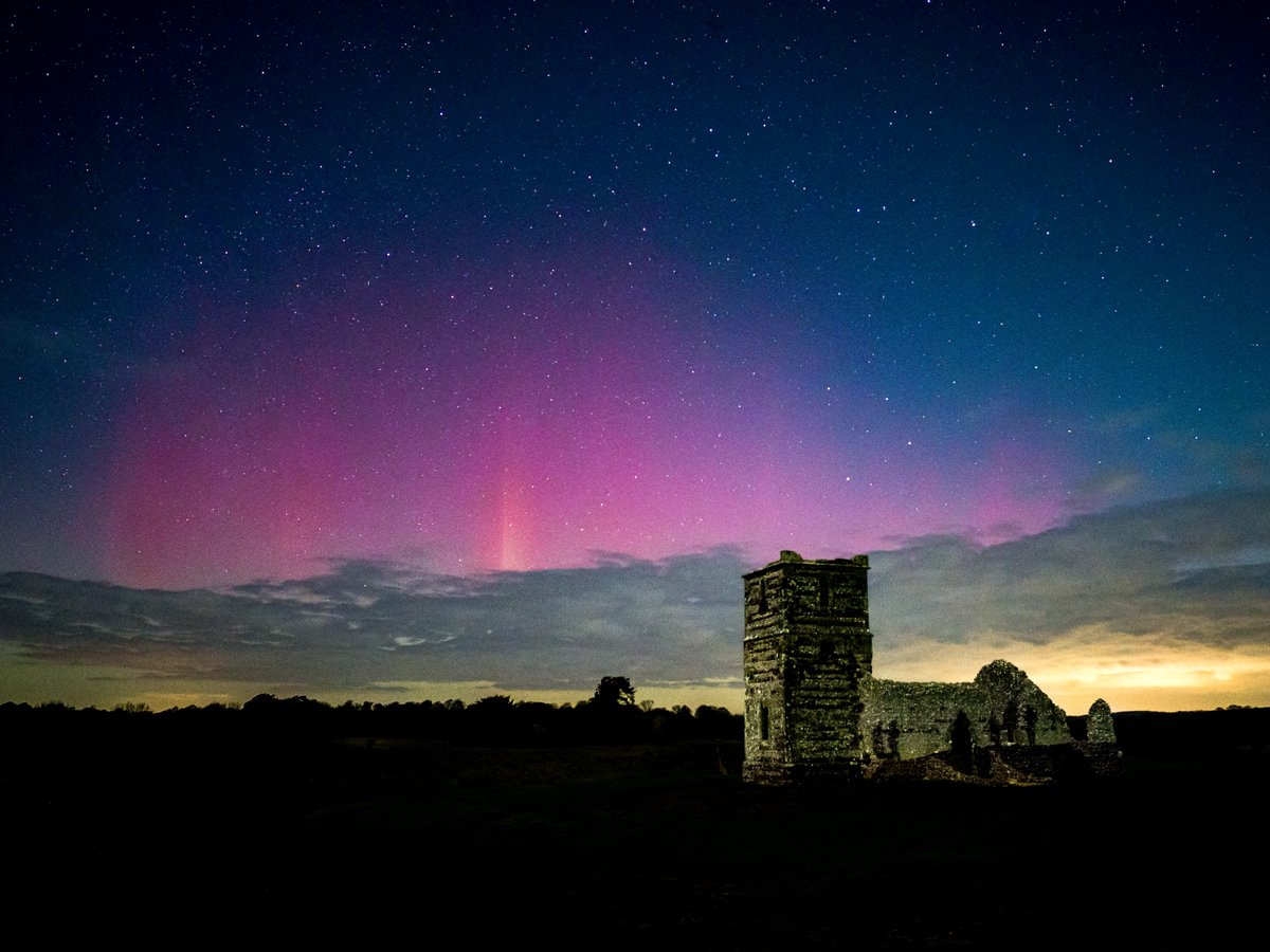 Robin_Goodlad's tweet image. WOW. I never thought I would get to see the Northern Lights this far south in the UK, here in Dorset! What an incredible display at Knowlton Church tonight, absolutely unforgettable. #aurorauk #northernlights #aurora #auroraborealis #northernlightsuk #dorset