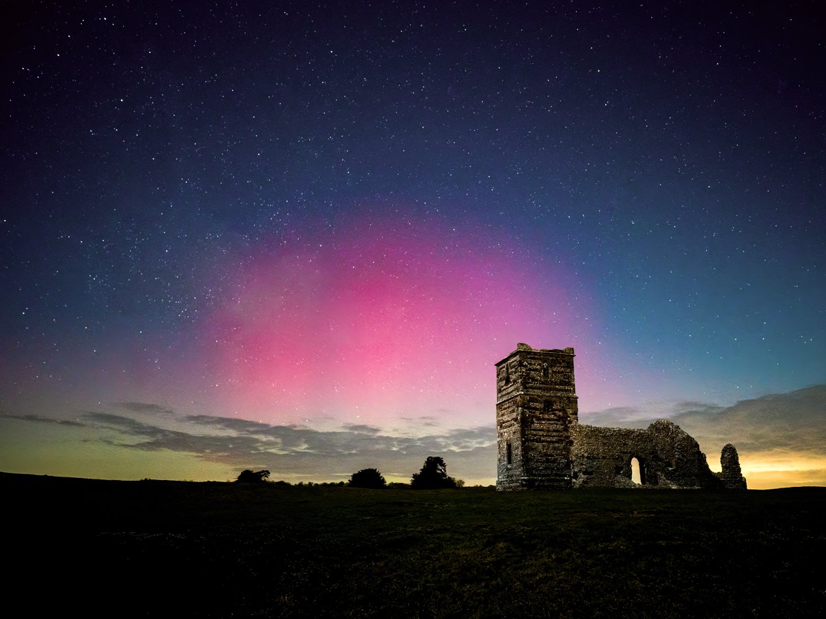 Robin_Goodlad's tweet image. WOW. I never thought I would get to see the Northern Lights this far south in the UK, here in Dorset! What an incredible display at Knowlton Church tonight, absolutely unforgettable. #aurorauk #northernlights #aurora #auroraborealis #northernlightsuk #dorset