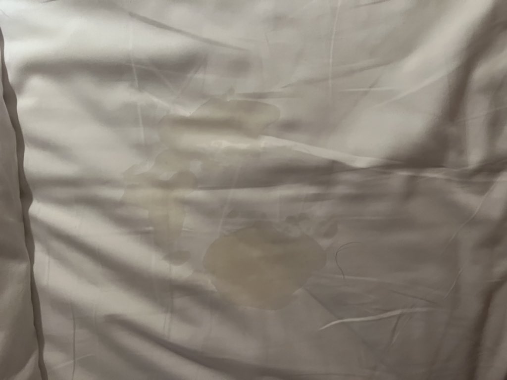 上次被玩流了好多水 被爸爸绑在椅子上蒙住眼睛玩了20多分钟用秒潮和震动棒轮流玩弄阴蒂又爽又难受第一次体验强高完事儿椅子上一大滩水屁股下边全是湿的整个人被玩的没有力气他把我抱回床上我整个人都是瘫的抱着他抱了好久才缓过来… 然后过了一会下体就开始一直流水…床就变成这样了 https://t.co/Sgf3GvqQhb