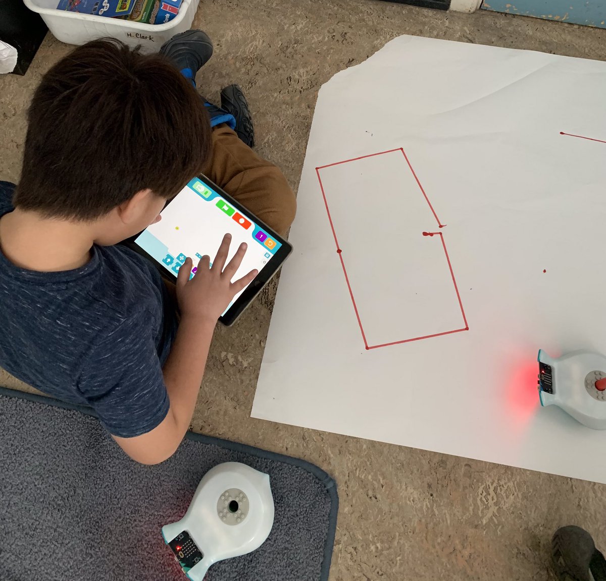 bibliosmartgirl's tweet photo. Flock of Finches courtesy of @ScienceWorldTR Activities #2 & #3 Code a square and a rectangle. How are they different? Students occasionally shouted out βItβs not working!β My reply, βYou need to iterate! Debug!β @birdbraintech #STEAM #STEMeducation #edtech #STEM https://t.co/V6F46OpJAM