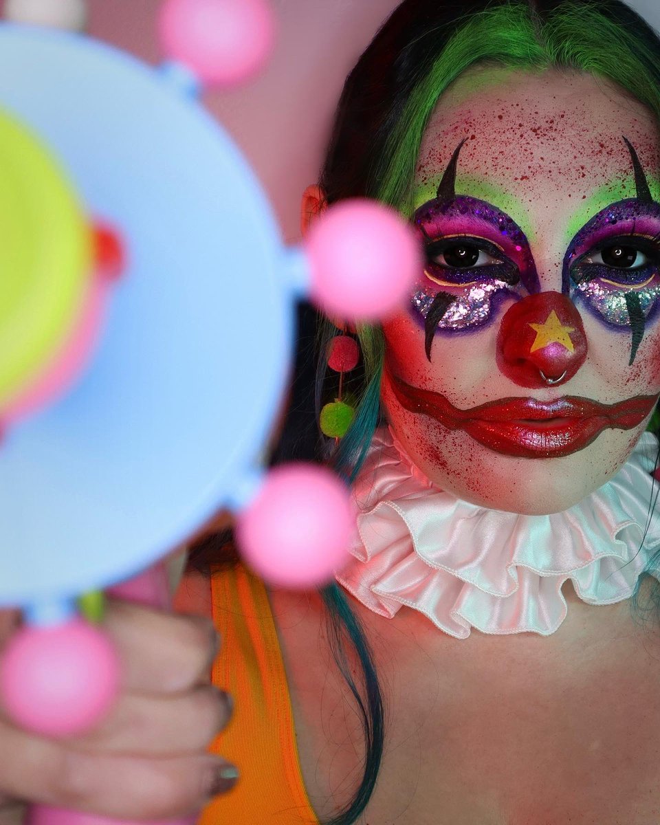 KILLER KLOWNS 🔫🤡🎪
Gingercharts facechart recreation 
<a href="/mehronmakeup/">Mehron Makeup</a> paradise paints 
@blendbunnycos blends palette 
<a href="/makeupamurder/">Makeup A Murder, INC</a> neon green poison pigment
<a href="/JELLIWINK/">JELLIWINK COSMETICS</a> Libelle flakes
<a href="/SpiritHalloween/">Spirit Halloween</a> cotton candy gun &amp; lashes
#Clown #killerklowns #makeup