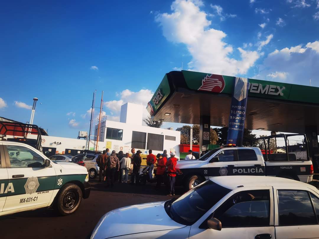 Un joven ladrón, terminó sin vida al tratar de asaltar una camioneta de valores que se encontraba en una gasolinera ubicada en Miguel Hidalgo y Bienestar, Col. San Miguel Ajusco alcaldía de  #Tlalpan. 

<a href="/GaboOrtega73/">Gabriel Ortega</a> <a href="/jgcisneros08/">Cisneros08</a> <a href="/OMAR_PATINO/">Omar Patiño</a>