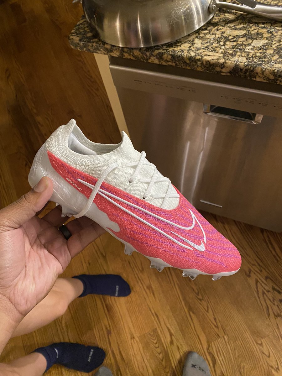 dooplenty's tweet photo. What my daughter ordered vs what @Nike sent us. 😒 https://t.co/noMFZ1oZL0