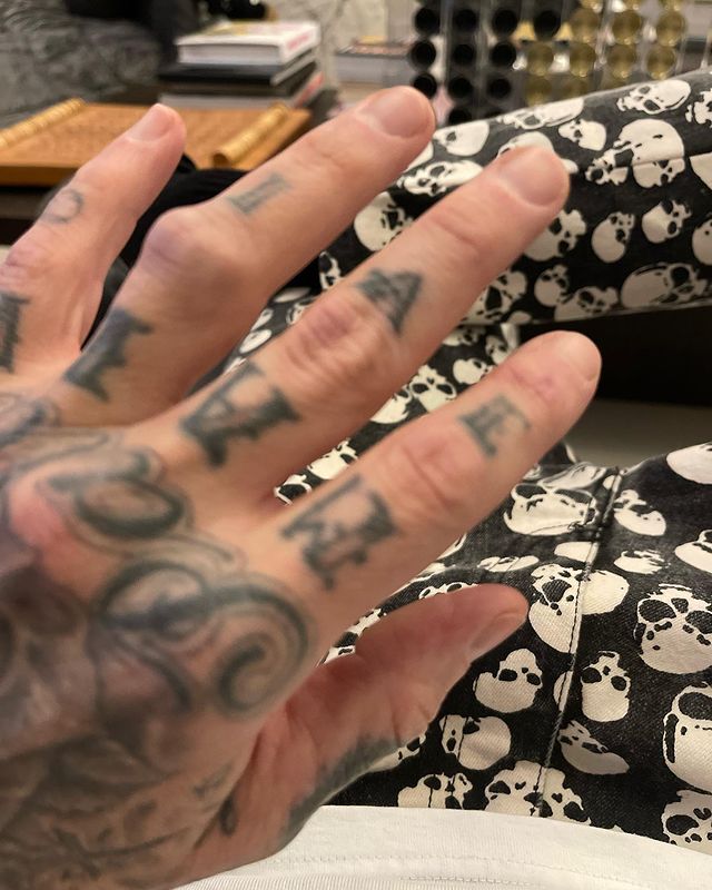 AcostaMzk's tweet photo. #Now La manito de #TravisBaker de Blink 182 https://t.co/476uc6IoEd