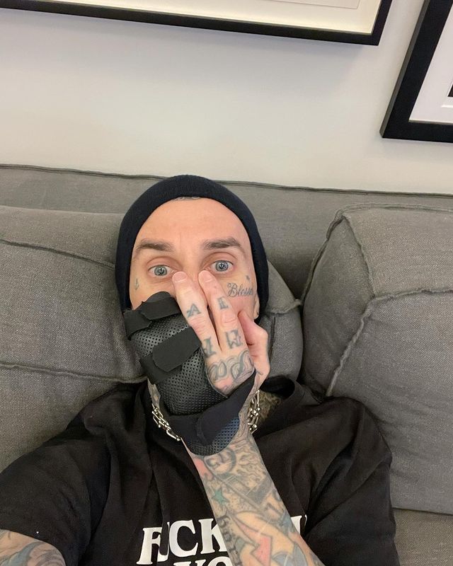 AcostaMzk's tweet photo. #Now La manito de #TravisBaker de Blink 182 https://t.co/476uc6IoEd