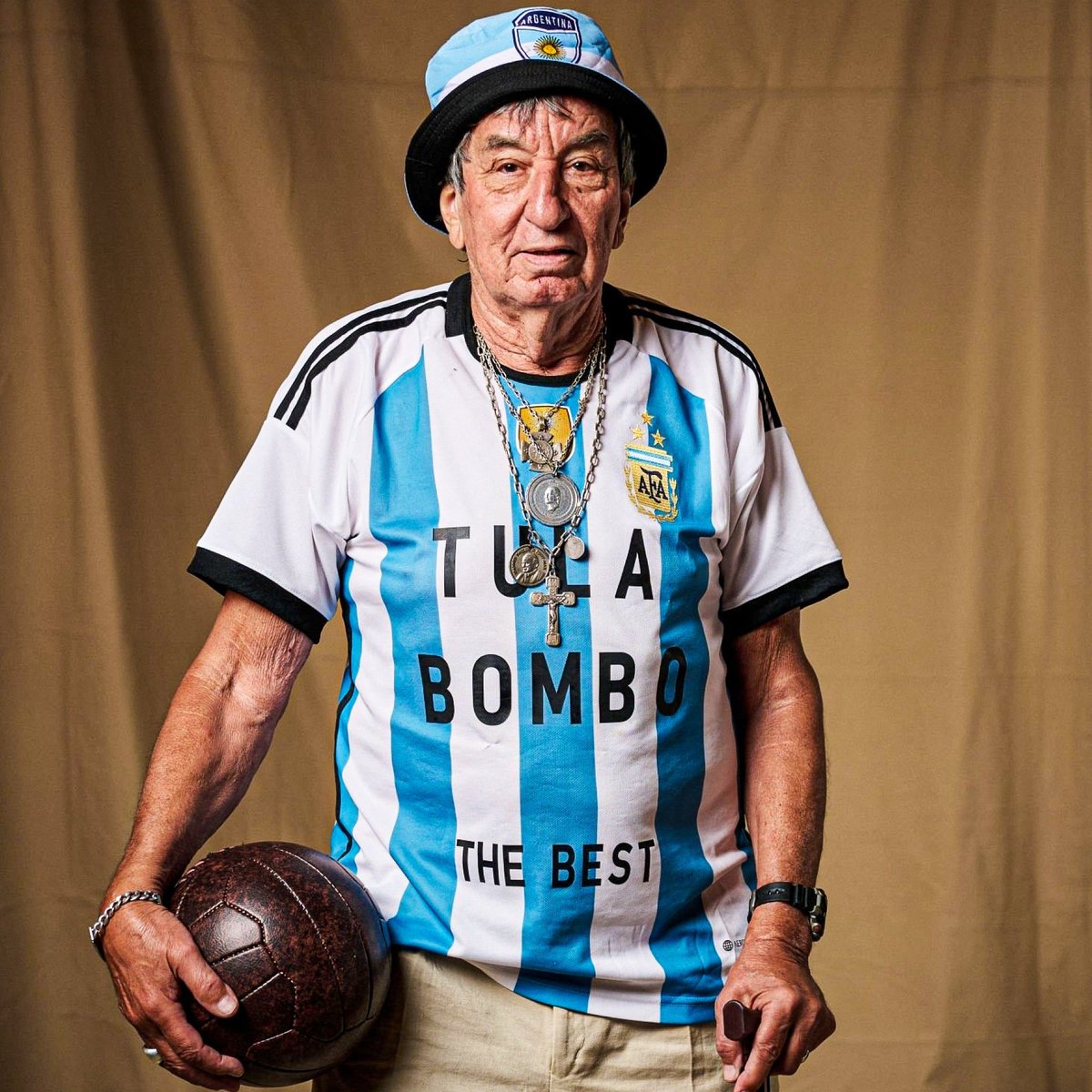 Afargentin's tweet photo. 🥶 #AFA informa qué Carlos "Tula" Pascual decidió quedarse en Francia luego de los premios The Best. El argentino de 82 años fue encontrado con en un prostíbulo y no tiene pensado volver al país. 

¡Felicitaciones! ✅️ https://t.co/xu4NsT0oXt