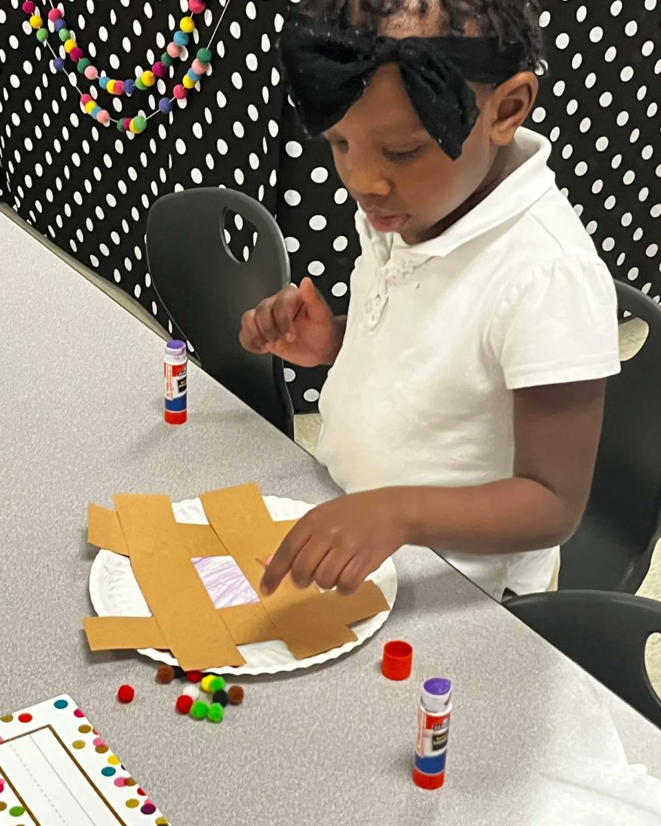 loopitupsav's tweet photo. This week's Harold and the Purple Crayon Looping Literacy project is all about PIE!! Ms.Doris and our students at @ELCFormey1 started making some paper plate pies today inspired by the amazing pie picnic that Harold draws himself in the book!  💜🥧 #LoopingLiteracyTogether https://t.co/NDqCW0tYFO