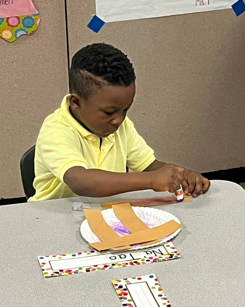 loopitupsav's tweet photo. This week's Harold and the Purple Crayon Looping Literacy project is all about PIE!! Ms.Doris and our students at @ELCFormey1 started making some paper plate pies today inspired by the amazing pie picnic that Harold draws himself in the book!  💜🥧 #LoopingLiteracyTogether https://t.co/NDqCW0tYFO