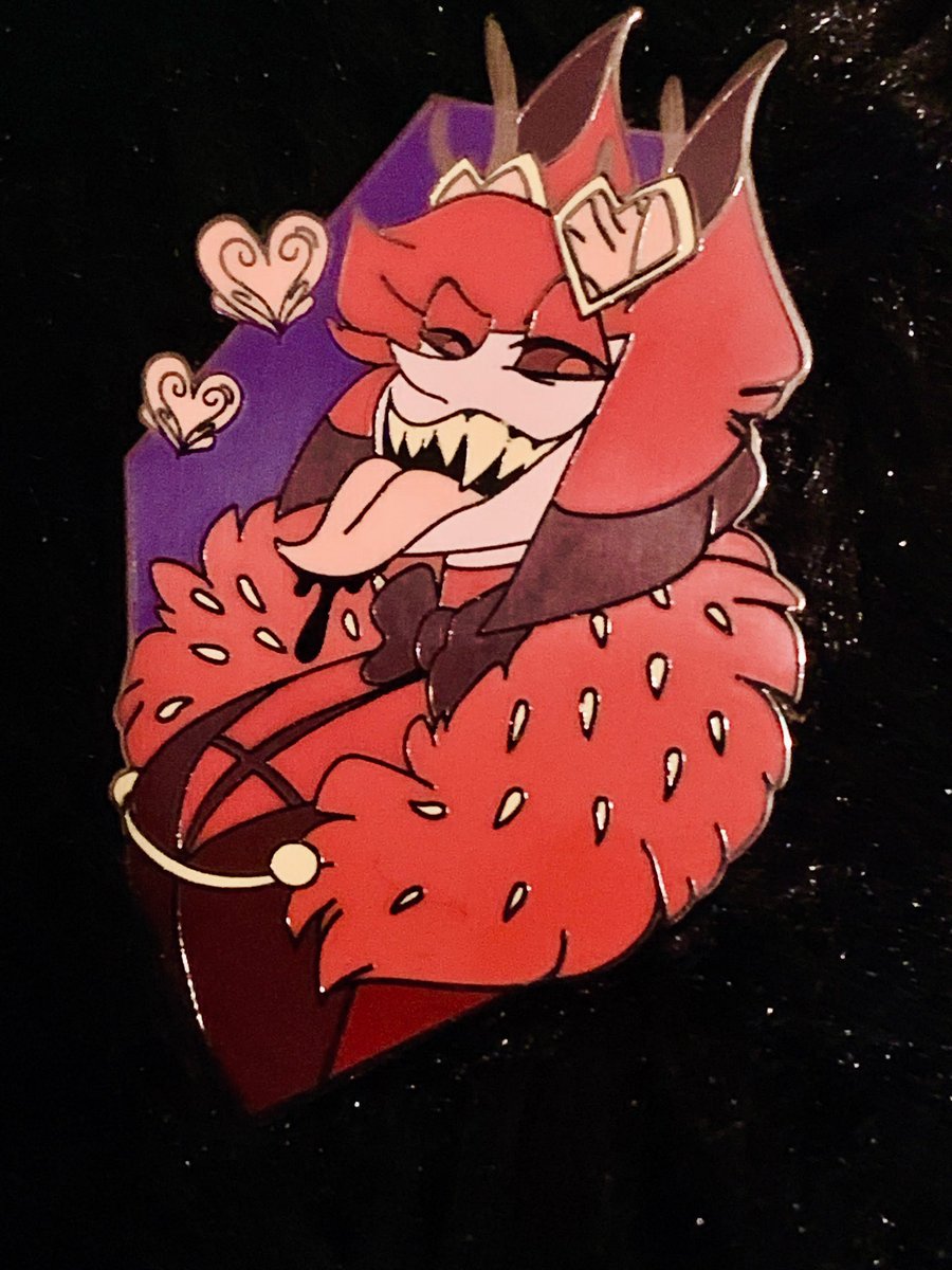 oOLadysLoveOo's tweet photo. AAAHHH😍❤️🔥
He’s here, I absolutely love him & the gorgeous drawing I got as well!😭🫶🏼✨🖤
He’s in my daily Alastor ita bag rn, I can’t wait to admire him when I’m at work haha!😂💞
@StaticAppleSin & @FantasyToArtt
#HazbinHotel #HazbinHotelAlastor #fanmerch #pimpAl https://t.co/NHxYgCkHg2