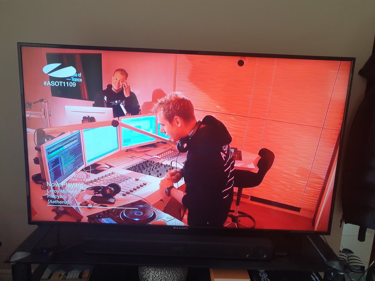 miamiz_one's tweet photo. Armin was cookin something real good in last week's episode π₯π₯
#ASOT1109 #ASOT #AStateOfTrance #ArminvanBuuren https://t.co/zWtedEsSVx