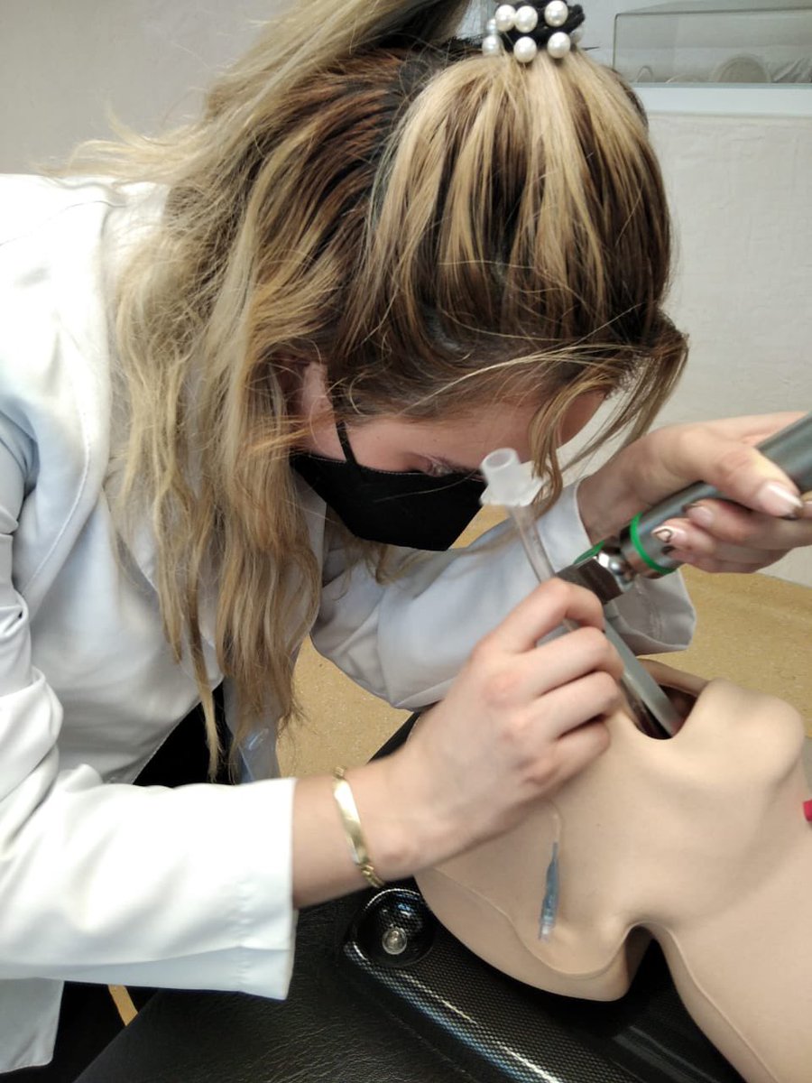 doctormacias's tweet photo. Sacar vivo a un paciente del ventilador es una de las disciplinas más finas de la medicina. No es más difícil volar un 727.
Aquí en práctica de ventilación mecánica nuestros alumnos en la Universidad de Guanajuato. https://t.co/PxmixVKIAe