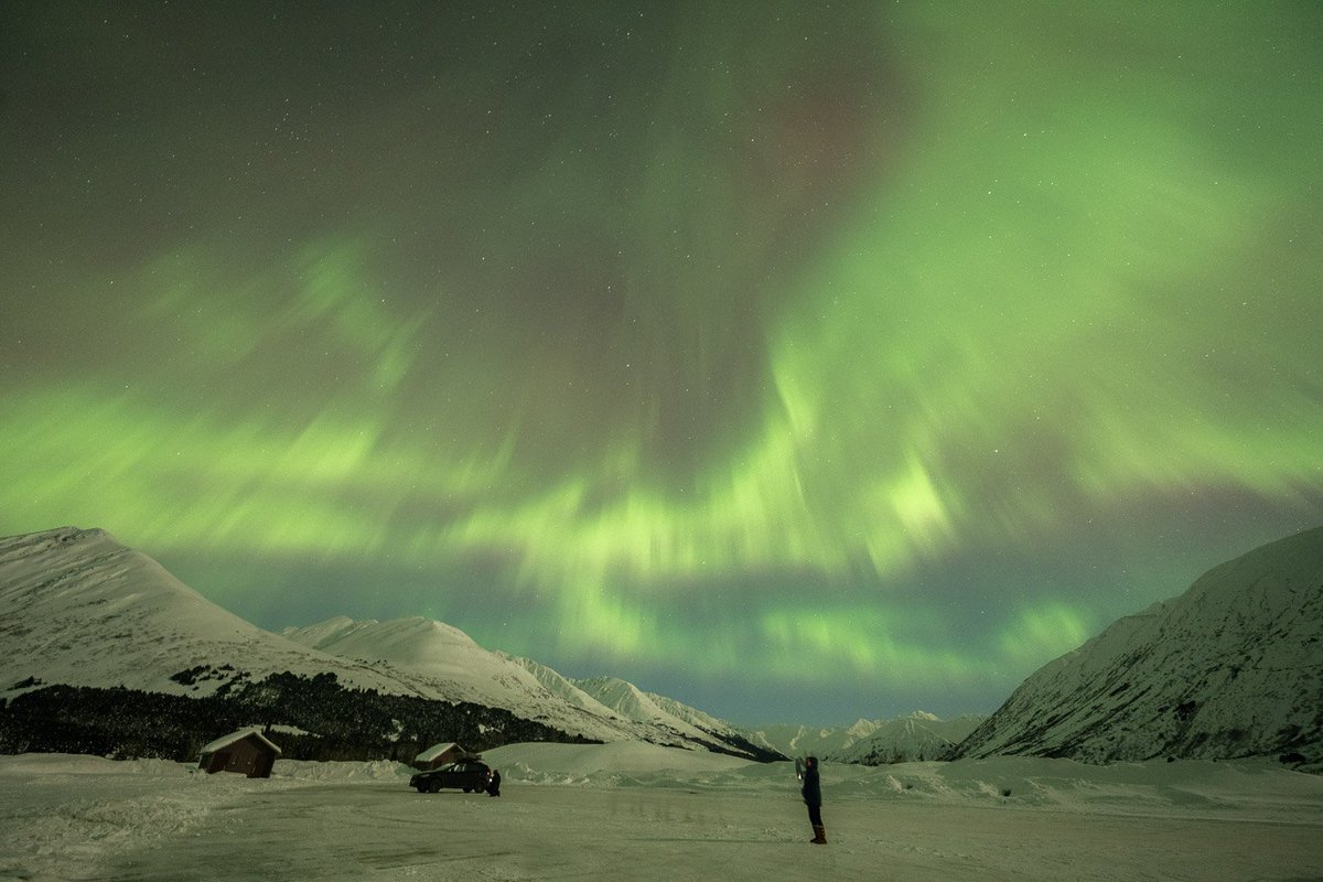 PhotoTrekAlaska's tweet photo. Yes, pretty much everyone in Anchorage was out last night to view the Kp7 #auroraborealis. Unlike others fighting with hundreds of other cars for places to park in the popular areas in Anchorage, our guests enjoyed solitude as they viewed the show until the wee hours. #travel https://t.co/HtxgEXgthY