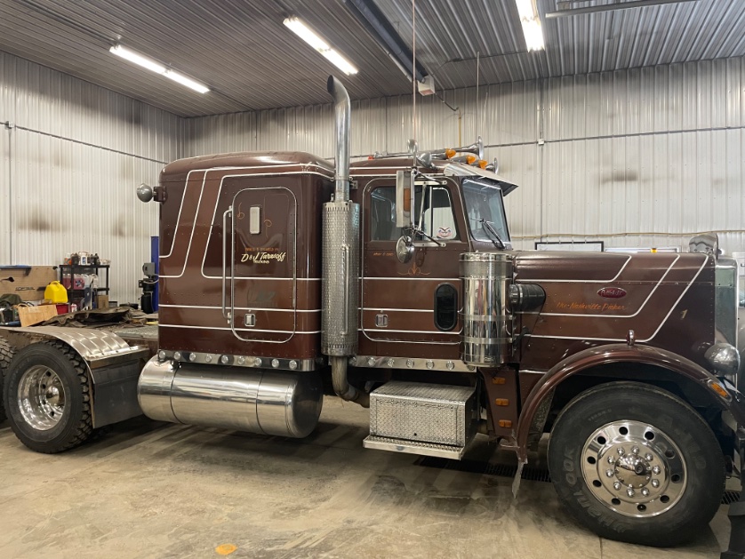 IanDono99330524's tweet photo. Anyone looking for a old '82 359 
Second owner original front bumper, rims, tanks and Paint. 
Have fresh appraisal for new owner's insurance. 3406A block 15 over tranny 
Please DM. https://t.co/5TTuj5Tqpi