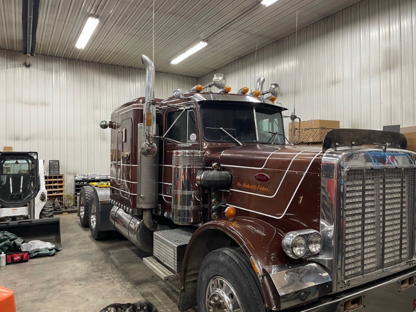 IanDono99330524's tweet photo. Anyone looking for a old '82 359 
Second owner original front bumper, rims, tanks and Paint. 
Have fresh appraisal for new owner's insurance. 3406A block 15 over tranny 
Please DM. https://t.co/5TTuj5Tqpi