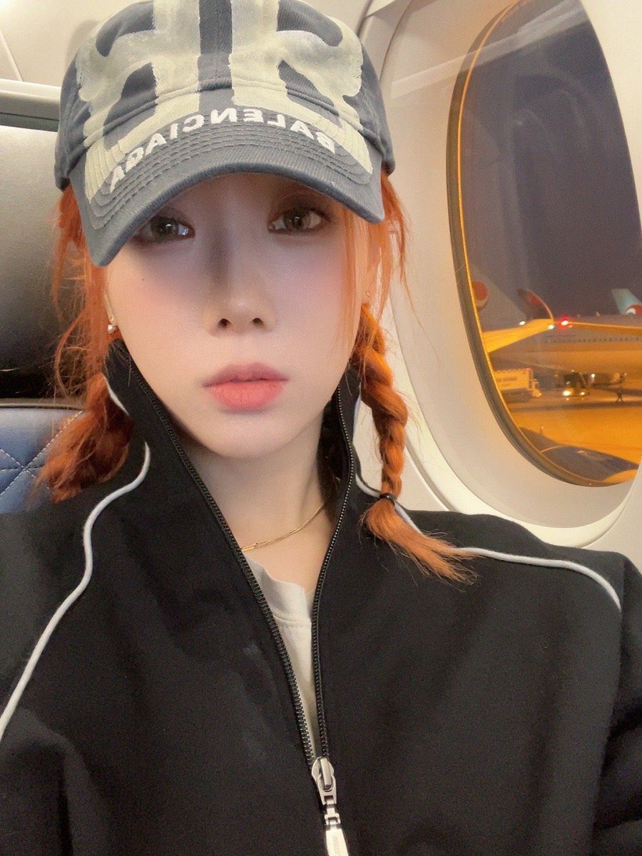 7_DREAMERS's tweet photo. 230227 #Handong 0.0_handong Instagram/Weibo Update (3/3)

✈️ It's started

Another start of a world tour journey🌪️

🔗 https://t.co/xvXVJb04cg
🔗 https://t.co/IC7N9MPMdj

#한동 #韩东 #다미 #Dami 
#드림캐쳐 #Dreamcatcher https://t.co/Jlyf660wTe