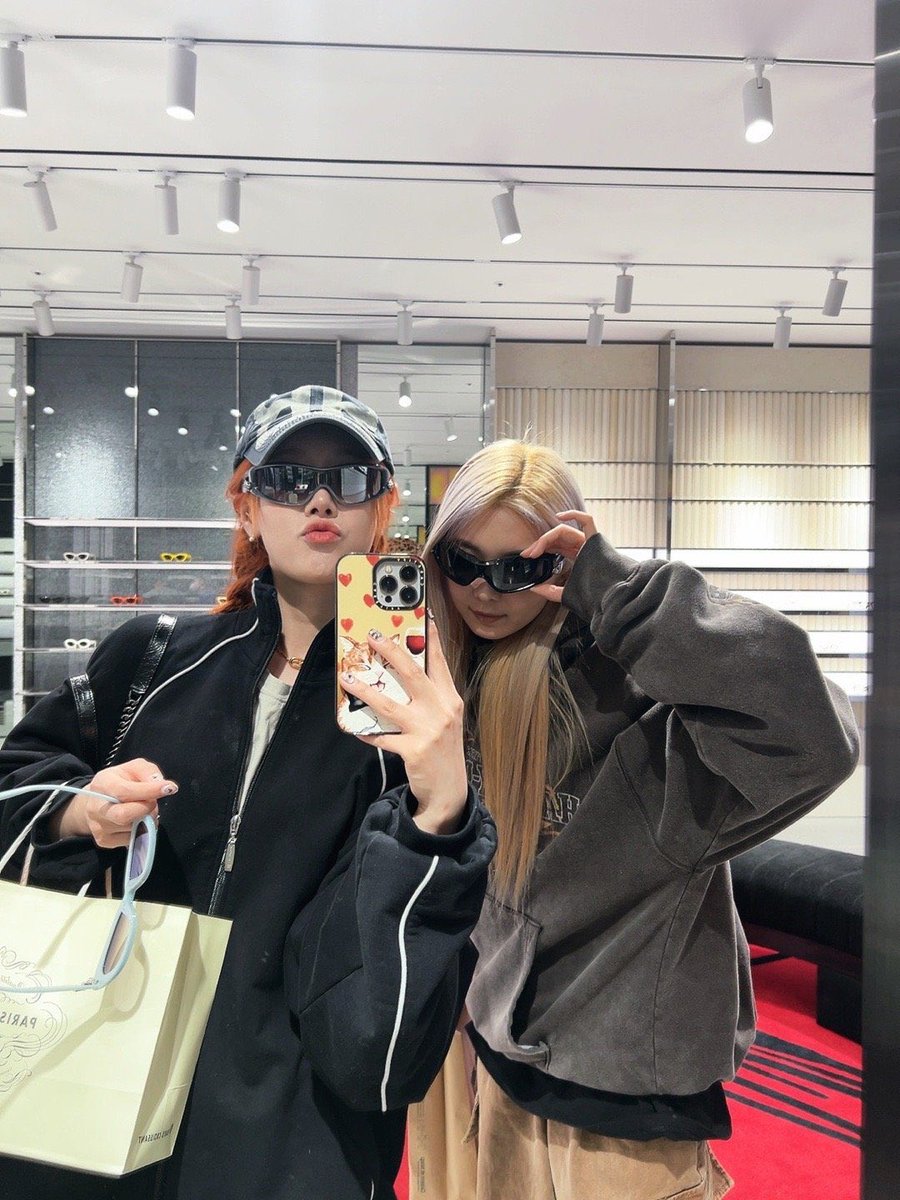 7_DREAMERS's tweet photo. 230227 #Handong 0.0_handong Instagram/Weibo Update (3/3)

✈️ It's started

Another start of a world tour journey🌪️

🔗 https://t.co/xvXVJb04cg
🔗 https://t.co/IC7N9MPMdj

#한동 #韩东 #다미 #Dami 
#드림캐쳐 #Dreamcatcher https://t.co/Jlyf660wTe