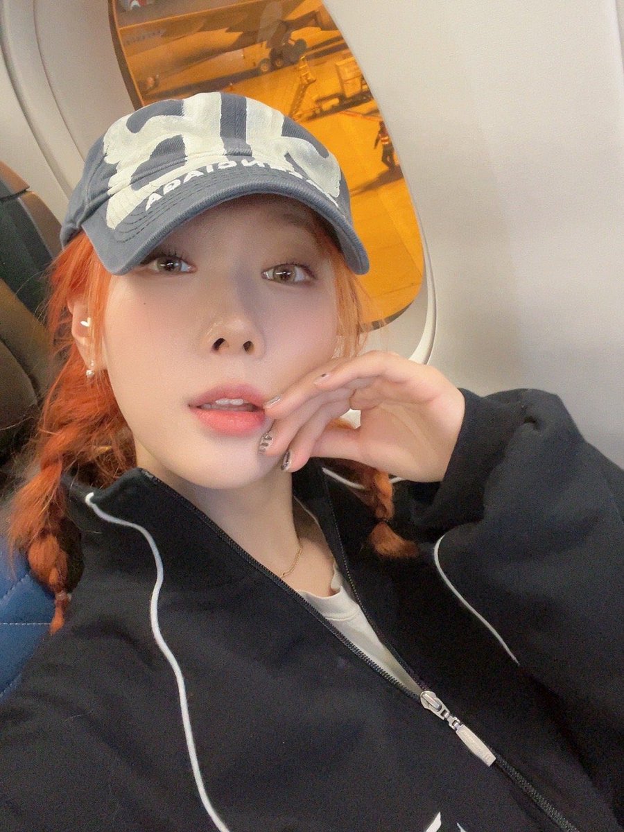 7_DREAMERS's tweet photo. 230227 #Handong 0.0_handong Instagram/Weibo Update (3/3)

✈️ It's started

Another start of a world tour journey🌪️

🔗 https://t.co/xvXVJb04cg
🔗 https://t.co/IC7N9MPMdj

#한동 #韩东 #다미 #Dami 
#드림캐쳐 #Dreamcatcher https://t.co/Jlyf660wTe