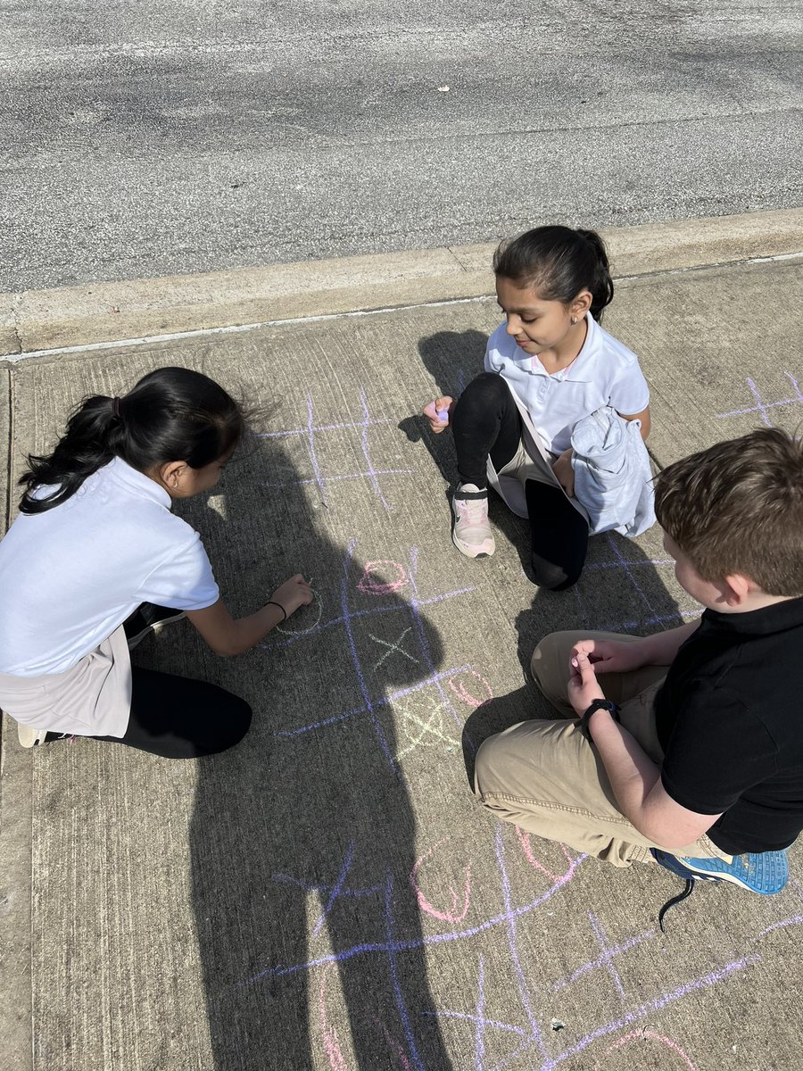 Cassie_Lou7's tweet photo. We enjoyed the beautiful weather during our teacher-led activity by practicing our writing and playing some tic tac toe with sidewalk chalk☀️😍🌈🫶🏻❤️🐾 #WeArePopePanthers https://t.co/bsBKBTdzrC