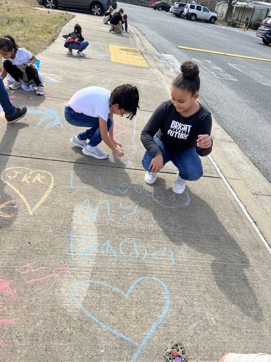 Cassie_Lou7's tweet photo. We enjoyed the beautiful weather during our teacher-led activity by practicing our writing and playing some tic tac toe with sidewalk chalk☀️😍🌈🫶🏻❤️🐾 #WeArePopePanthers https://t.co/bsBKBTdzrC