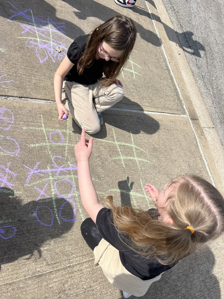 Cassie_Lou7's tweet photo. We enjoyed the beautiful weather during our teacher-led activity by practicing our writing and playing some tic tac toe with sidewalk chalk☀️😍🌈🫶🏻❤️🐾 #WeArePopePanthers https://t.co/bsBKBTdzrC