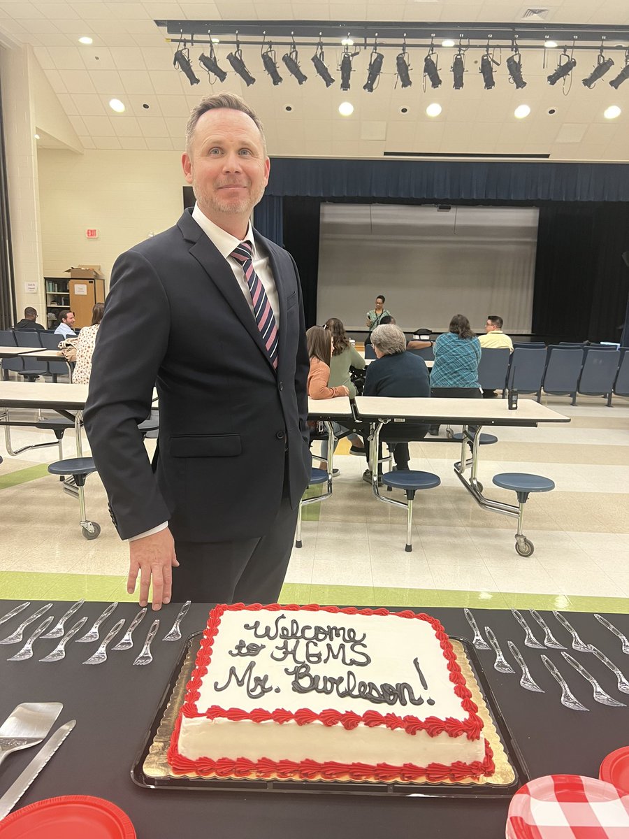 natnatpriceAP's tweet photo. Enjoyed getting to meet our new principal today.  Welcome to The Grove, Mr. Burleson! @Southernarea1 https://t.co/8wfxf4Kt2G