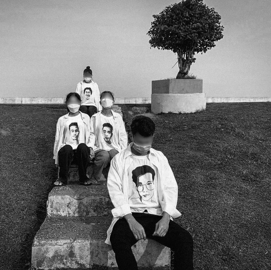 yrfmmofficial's tweet photo. Comrades from Yangon Revolution Force - YRF Held a Remembrance Activity By Wearing Shirts Attached With Pictures of The First (4) Fallen Heroes in Yangon During the Spring Revolution.

#WhatsHappeningInMyanmar 
#yangonrevolutionforce 
#MyanmarSpringRevolution https://t.co/XOW1uIURCH