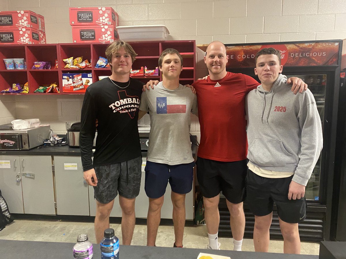 handal_dave's tweet photo. Not a better way to “Connect” with your dudes than working the concession stand with them. #YDAWGS #FHFT @DominicMerka @colby_dawson17 @Reed_Murdoch1@bruhn_20 @FootballTomball @TB_KFLAN https://t.co/AykbotYRXJ