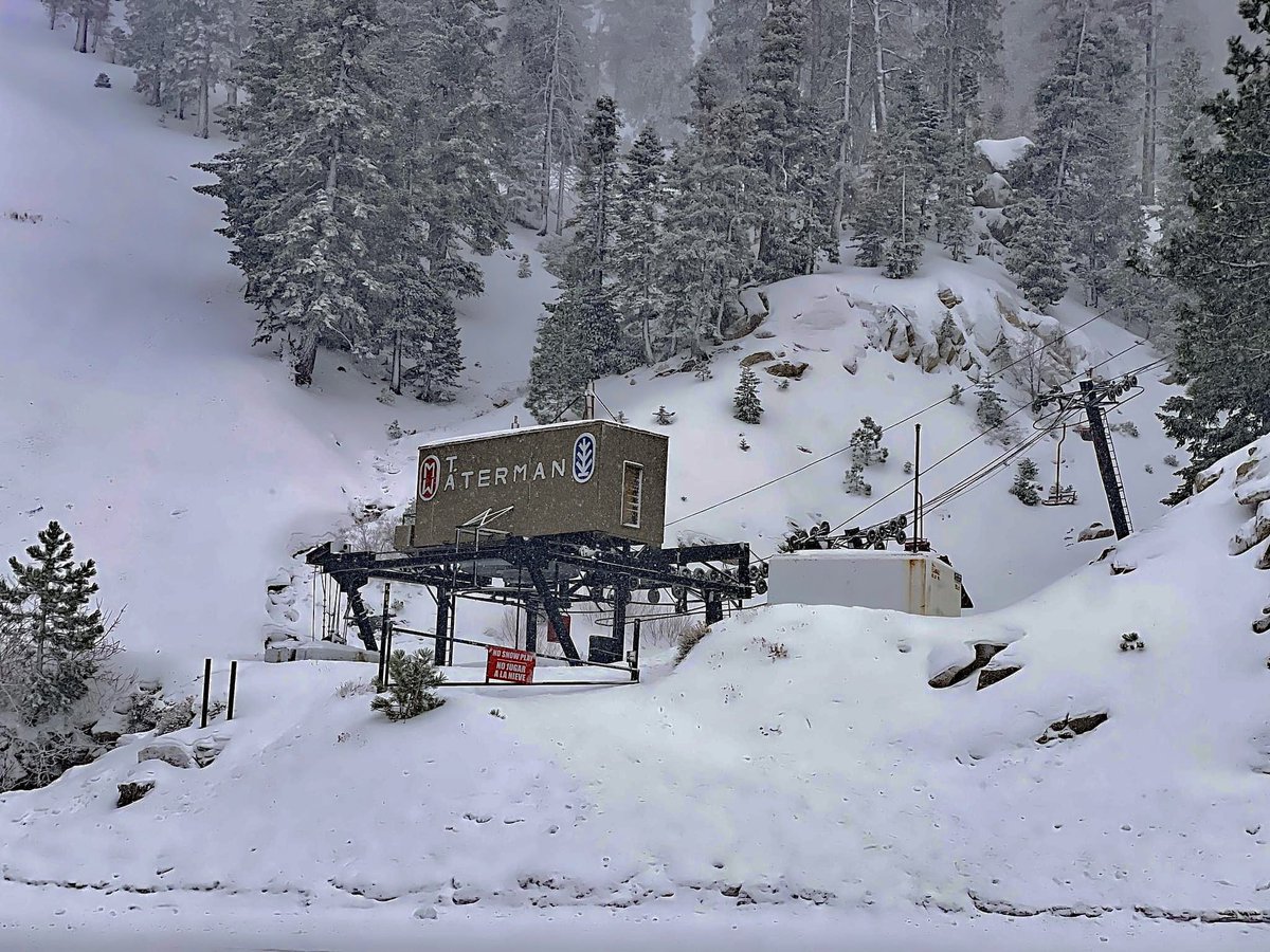 _OmarAGonzalez's tweet photo. L.A.’s only real ski lift located 8 miles from the Rose Bowl in the Angelus Crest #hwy2 #WestSGV  #LASnow #LAWinter https://t.co/udyizUEQW6
