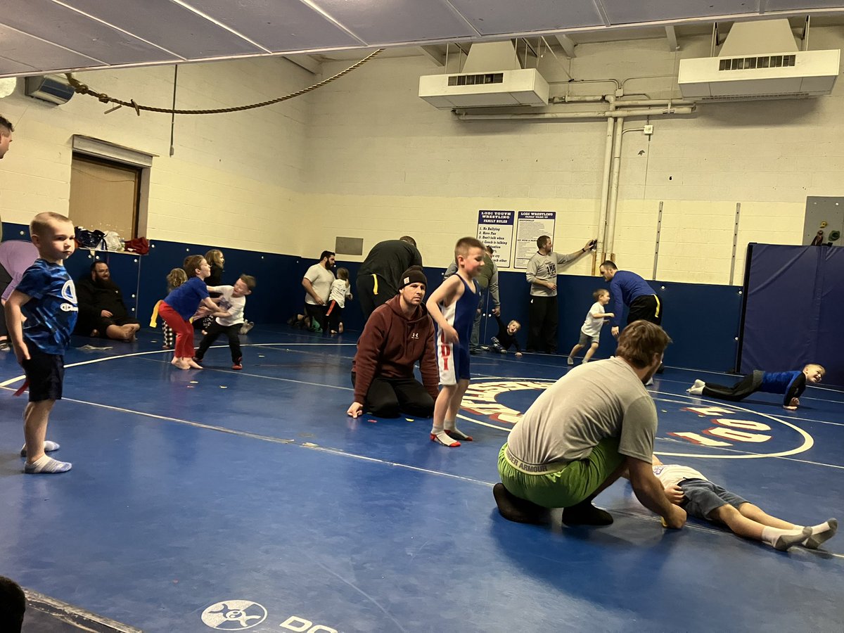 LodiWrestling's tweet photo. Coach Kyle Mack finished up his last class of 4K/Kindergarten Wrestling as well as his Parent/Tot Wrestling class tonight. 

Thanks to Coach Mack for putting so many smiles on these kids faces and to their families for signing them up and bringing them each week. 

#BleedBlue https://t.co/mzwAESOPrv