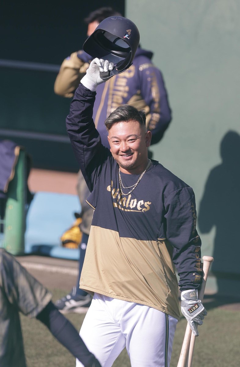 hochi_orix's tweet photo. グラウンドに姿を現した #西武 ナインに笑顔で応える #森友哉 選手😊
#Bs2023 #ORIX #MYZ23 #宮崎 #球春みやざきベースボールゲームズ #lions https://t.co/KsRhE0V2om