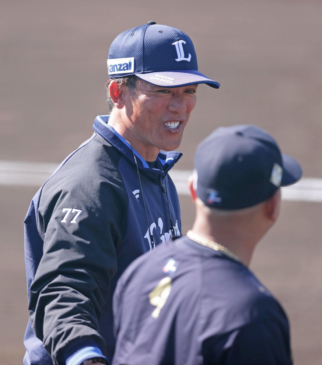 hochi_orix's tweet photo. #森友哉 選手と談笑する #松井稼頭央 監督⚾️
#Bs2023 #ORIX #MYZ23 #宮崎 #球春みやざきベースボールゲームズ #lions https://t.co/dIqwYIsQgN