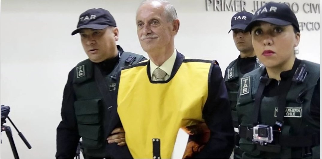 AvalosStaub's tweet photo. Nueva condena para Krassnoff, el amigo de @joseantoniokast: 10 años de cárcel por desaparición de artesano Gary Olmos Guzmán en 1974.
La víctima, de 33 años, fue ingresada al centro de detención Cuatro Álamos, desconociéndose hasta hoy su destino. #900AñosDeCárcel https://t.co/0g0huZ9uau
