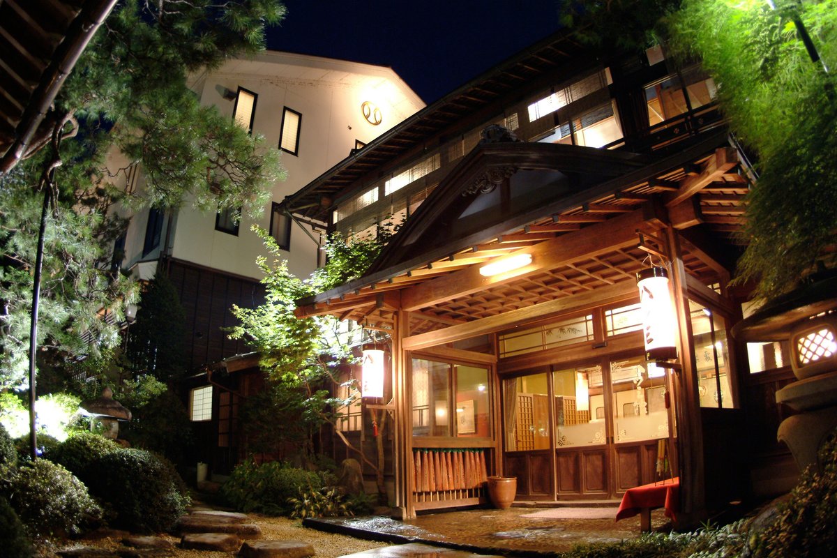 jalannet's tweet photo. 八ツ三館｜岐阜県飛騨市
https://t.co/Ry71Jfl7Xd

江戸時代の安政年間に創業以来、飛騨高山の奥座敷に佇む料亭旅館。明治末期建築の「招月楼」など3棟の建物が国指定の登録有形文化財です。木のきしむ音、低めの鴨居、連子窓が特徴的な畳の廊下など、当時の趣を感じられます。 https://t.co/85ePRHvh8A