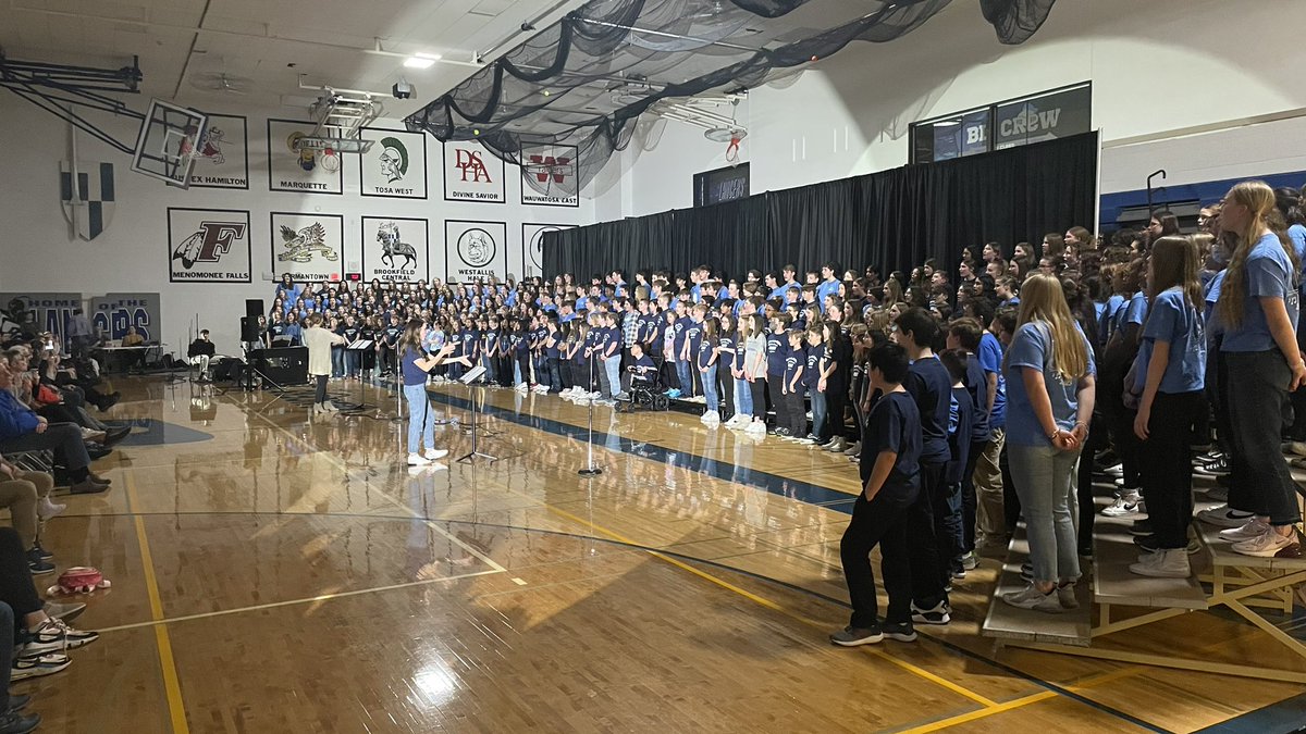 BCHS_SDE's tweet photo. The 7th Annual Choirpalooza was outstanding! Choirs from @BCHS_SDE and @WHMS_SDE played to a packed house! https://t.co/z2zq846kqM