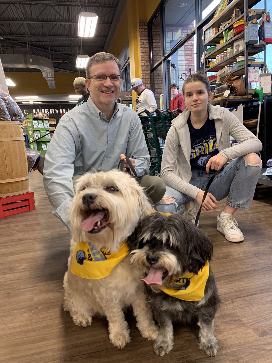 jeankrob's tweet photo. What fun way to spend an afternoon with our favorite daughter on her 14th bday, with our 2 favorite dogs, and one of our favorite @memgrizz players, @droddy22. Thank you @HWFeed https://t.co/At750akH9r